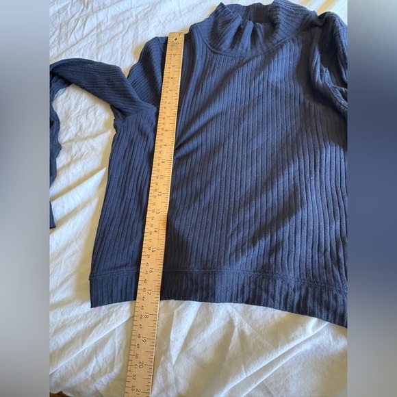Free People NWOT movement deep navy mock neck open back xs top long sleeve - Picture 7 of 11
